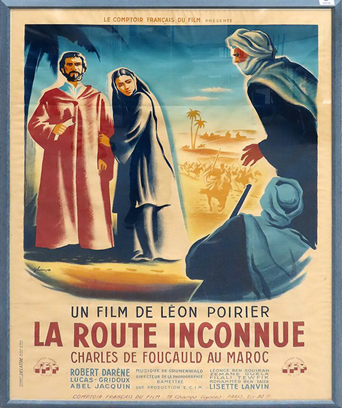 AFFICHE COULEUR GRAND FORMAT DU FILM " LA ROUTE INCONNUE, CHARLES DE FOUCAULD AU MAROC" DE LEON POIRIER 1949, SOUS VERRE, CADRE EN BOIS BLEU. 167 X 124 CM.