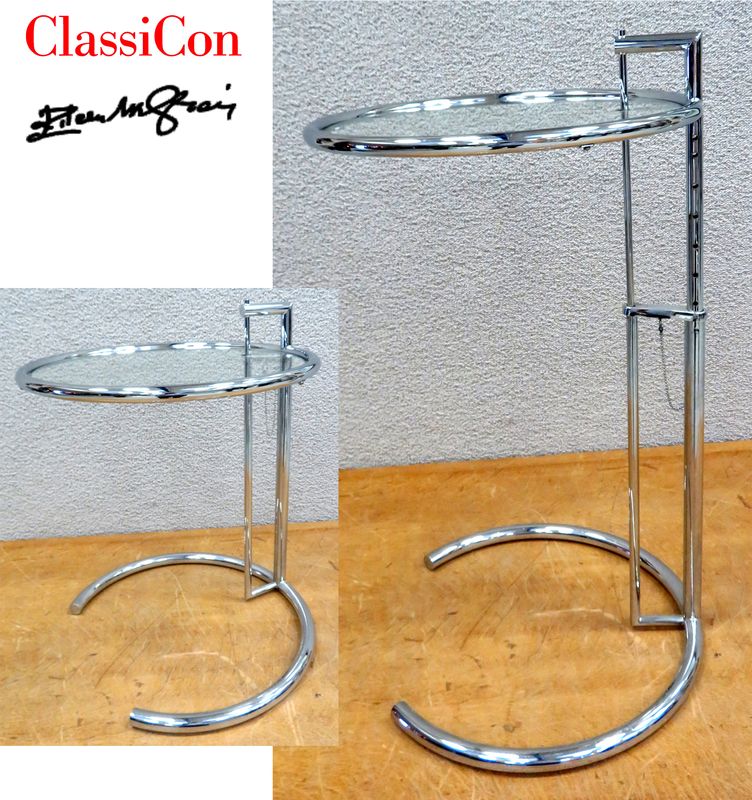 TABLE AJUSTABLE DESIGN EILEEN GRAY MODELE E1027 EDITION CLASSICON EN ACIER CHROME ET PLATEAU DE VERRE TRANSPARENT. 64 X 52 CM