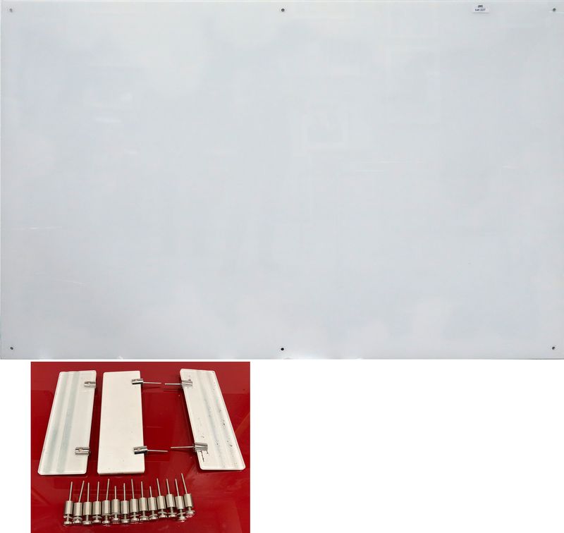 TABLEAU BLANC MURAL MAGNETIQUE EN VERRE, AVEC 3 PORTE-FEUTRES ASSORTIS. 120 X 180 CM