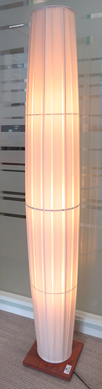LAMPE DE PARQUET DESIGN FABRICE BERRUX MODELE COLONNE H162 EDITION DIX HEURES DIX, SOCLE EN BOIS, ABAT-JOUR EN TISSU PLISSE COULEUR IVOIRE. 165 X 25 X 25 CM. 5B1 046