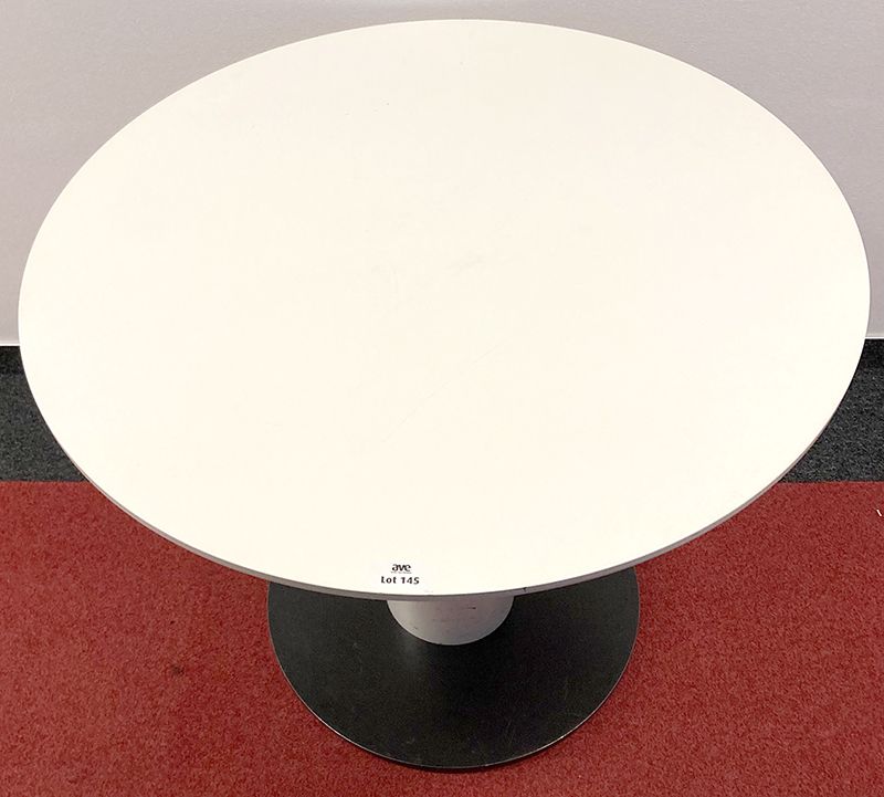 2 UNITES:TABLE RONDE PLATEAU EN BOIS STRATIFIE BLANC REPOSANT SUR UNE COLONNE EN BOIS STRATIFIE BLANC ET BASE EN ACIER LAQUE NOIRE. 73 X 90 CM.