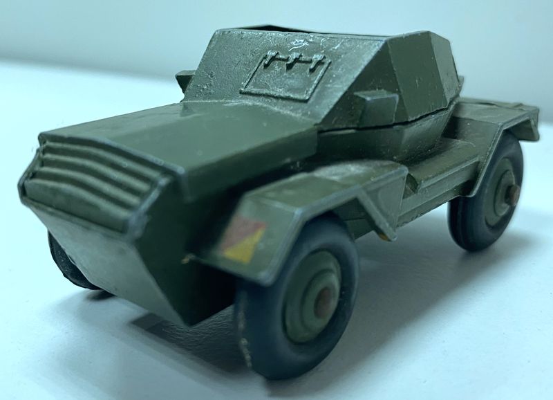 3 DINKY TOYS DONT : 1 ARMY 1 TON CARGO TRUCK, 1 SCOUT CAR ET 1 AUSTIN CHAMP.