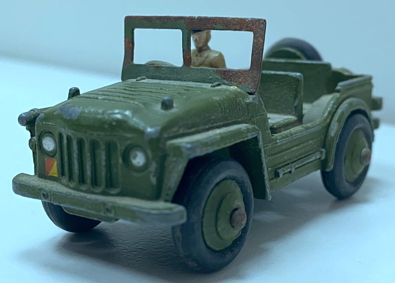 3 DINKY TOYS DONT : 1 ARMY 1 TON CARGO TRUCK, 1 SCOUT CAR ET 1 AUSTIN CHAMP.