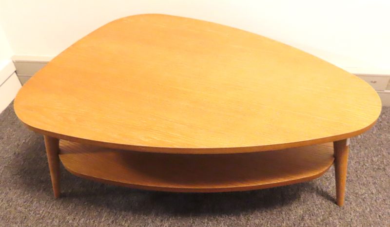TABLE BASSE A DOUBLE PLATEAU TRIANGULAIRE ET TROIS PIEDS EN BOIS. 37 X 90 X 67 CM. 3B NORD