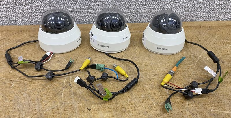 3 CAMERAS DE SURVEILLANCE DOME CCTV, COULEUR ET INFRA ROUGE DE MARQUE SAMSUNG MODELE SCD-5083RP.
