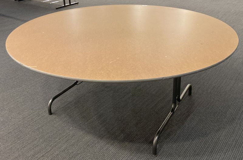 2 UNITES: GRANDE TABLE RONDE PLIANTE DE MARQUE SEREM PLATEAU EN BOIS ET STRUCTURE EN ACIER LAQUE GRIS FONCE. 75 X 180 CM. USURES.