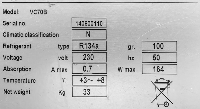 VITRINE DE PRESENTATION REFRIGEREE POSITIVE DE MARQUE CARAT MODELE VC70B OUVRANT PAR UNE PORTE VITREE SUR 1 NIVEAU REGLABLE, ECLAIRAGE A LED. 92,5 X 43 X 39 CM. LOCALISATION : RUEIL.