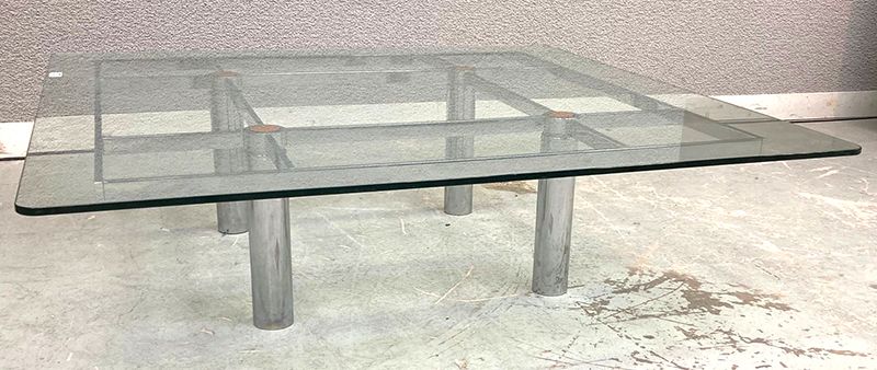TABLE BASSE CARREE DESIGN TOBIA & AFRA SCARPA MODELE ANDRE EDITION KNOLL, PLATEAU EN VERRE, PIETEMENT EN ACIER CHROME (37 X 114 X 114 CM). 38 X 136 X 136 CM. LOCALISATION : RUEIL.