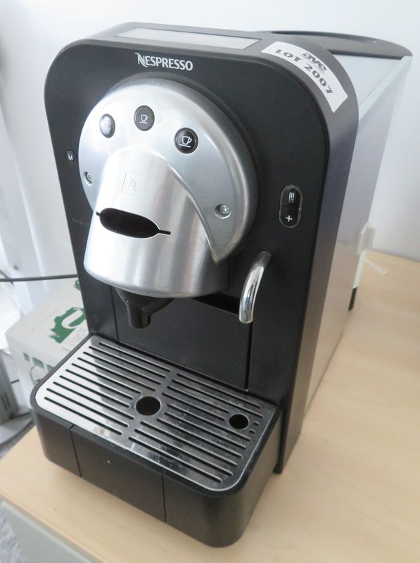 1 UNITE. MACHINE A CAFE PROFESSIONNELLE DE MARQUE NESPRESSO MODELE GEMINI CS100 PRO.