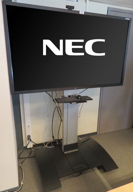 MONITEUR A ECRAN LCD DE MARQUE NEC MODELE E651-T. VENDU AVEC SON SUPPORT SUR ROULETTES DE MARQUE ERARD