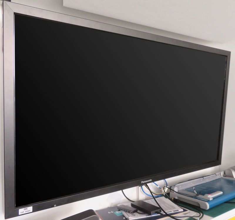 ECRAN TACTILE  LCD FULL HD DE MARQUE PANASONIC MODELE TOUCH SCREEN TH-65LFB70E. VENDU AVEC SON ATTACHE MURALE.