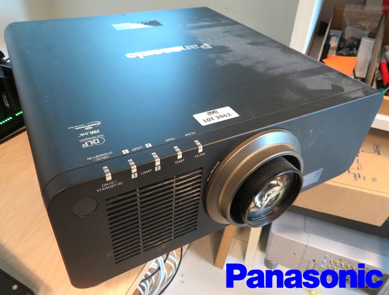 VIDEO PROJECTEUR DE MARQUE PANASONIC MODELE PT-DX100 TECHNOLOGIE DLP. 18 X 50 X 51 CM