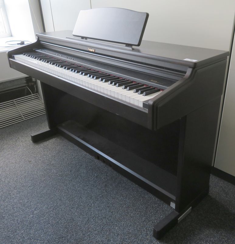 PIANO ELECTRIQUE DE MARQUE ROLAND MODELE HP237RE. 80 X 140 X 53 CM
