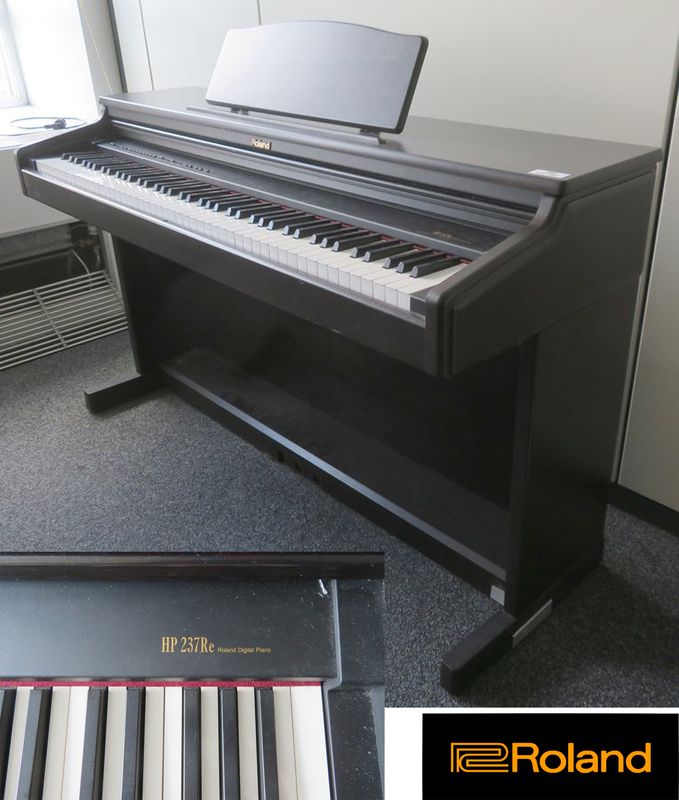 PIANO ELECTRIQUE DE MARQUE ROLAND MODELE HP237RE. 80 X 140 X 53 CM