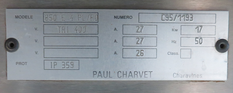 PIANO A 4 FEUX ELECTRIQUES DE MARQUE PAUL CHARVET MODELE 850 E 4 PL FO OUVRANT DANS SA PARTIE BASSE SUR UN FOUR. 88 X 85 X 95 CM.