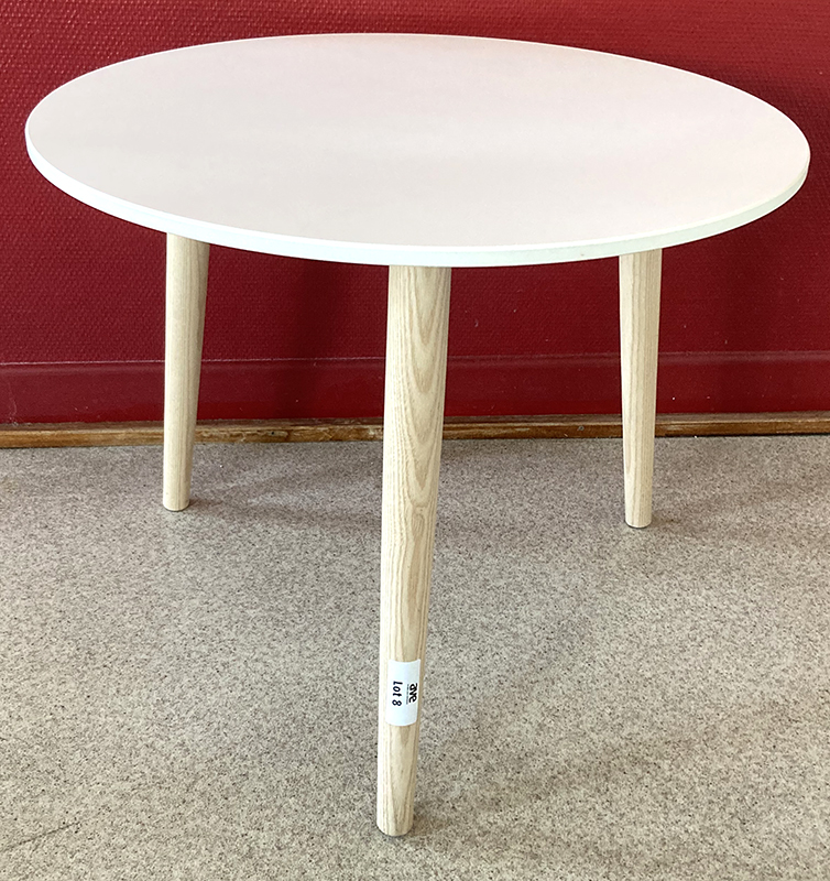 1 UNITE: TABLE BASSE A PLATEAU ROND EN BOIS STRATIFIE BLANC REPOSANT SUR 3 PIEDS EN CHENE NATUREL CLAIR. 48 X 59 CM.