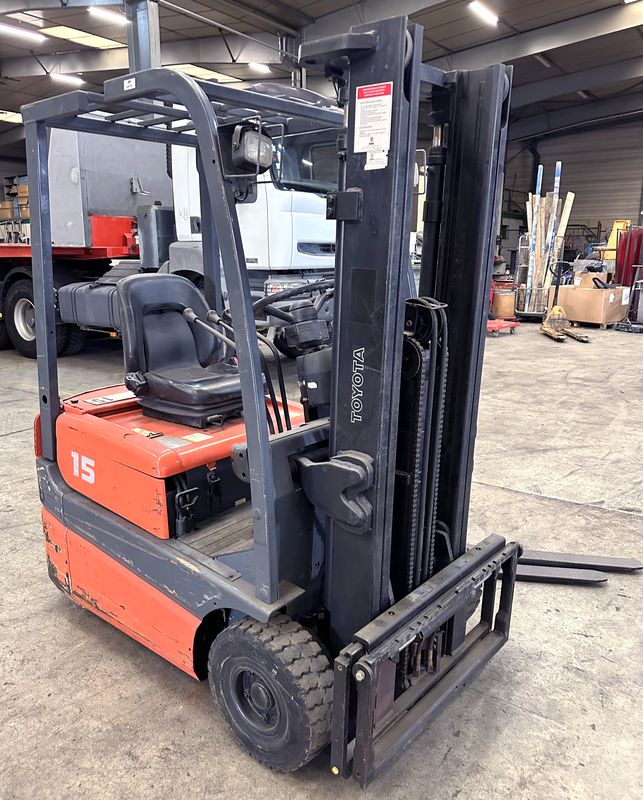 CHARIOT ELEVATEUR TOYOTA FBESF15 1500 KG