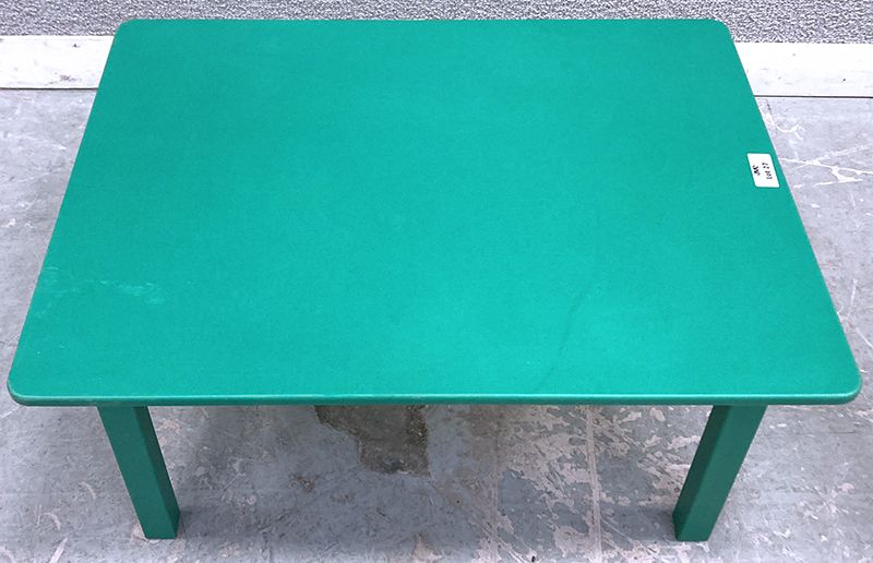 TABLE BASSE RECTANGULAIRE EN POLYETHYLENE DE COULEUR BLEUE, 36 X 80 X 60 CM. LOCALISATION : 2 BOULEVARD DU GENERAL DE GAULLE - 92500 RUEIL-MALMAISON.
