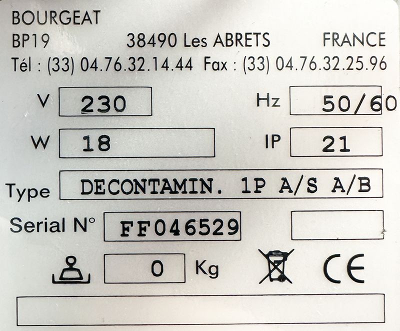 STERILISATEUR DE COUTEAUX OUVRANT PAR 1 PORTE EN INOX ALIMENTAIRE DE MARQUE BOURGEAT MODELE DECONTAMIN 1PA/SA/B. 220 VOLTS. 73.5 X 58.5 X 14 CM. LOCALISATION : AVE - 2 BOULEVARD DU GENERAL DE GAULLE - 92500 RUEIL-MALMAISON.