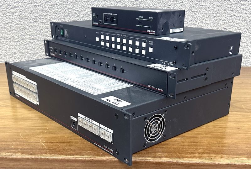 4 SWITCHES VIDEO DONT 3 DE MARQUE EXTRON DONT 1 MODELE HDMI SWITCHER 2 PORTS SW2 HD 4K, 1 MODELE HDMI SWITCHER 12 PORTS SW VGA RS SERIES, 1 MODELE DIGITAL CROSSPOINT MATRIX SWITCHER 16 PORTS DXP SERIES ET 1 DE MARQUE KRAMER MODELE HDMI SWITCHER 16 PORTS VS-161H.