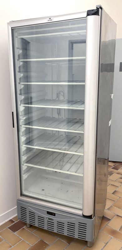 VITRINE REFRIGEREE POSITIVE 540 LITRES DE MARQUE CRYSTAL LINE MODELE MM5-A OUVRANT PAR UNE PORTE VITREE SUR 14 NIVEAUX. 400 WATTS. 230 VOLTS. GROUPE FROID INTEGRE. VENDU AVEC 8 GRILLES. 197 X 74 X 75 CM. LOCALISATION : ORANGE - EVREUX - 337 RUE GAY LUSSAC - 27000 EVREUX.