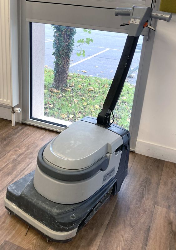 AUTOLAVEUSE / AUTO SECHEUSE SUR BATTERIES DE MARQUE NILFISK MODELE SCRUBBER DRYER SC250 34C. VENDU SANS CHARGEUR. 100 X 44 X 84 CM. LOCALISATION : ORANGE - EVREUX - 337 RUE GAY LUSSAC - 27000 EVREUX.