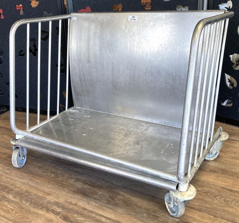 CHARIOT EGOUTTOIR EN INOX ALIMENTAIRE 73 X 100 X 61 CM. 3 UNITES. VENDU A L'UNITE AVEC FACULTE DE REUNION. LOCALISATION : ORANGE - EVREUX - 337 RUE GAY LUSSAC - 27000 EVREUX.