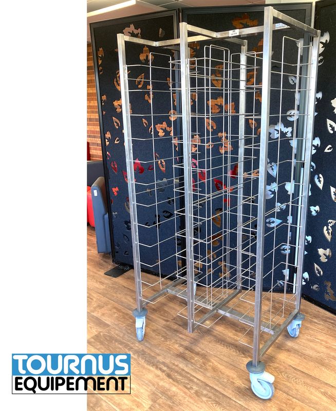 2 UNITES: CHARIOT A 24 PLATEAUX (2 X 12) NIVEAUX EN INOX ALIMENTAIRE DE MARQUE TOURNUS EQUIPEMENT REPOSANT SUR 4 ROULETTES DIRECTIONNELLES DONT 2 FREINEES. 178 X 93 X 63 CM. LOCALISATION : ORANGE - EVREUX - 337 RUE GAY LUSSAC - 27000 EVREUX.