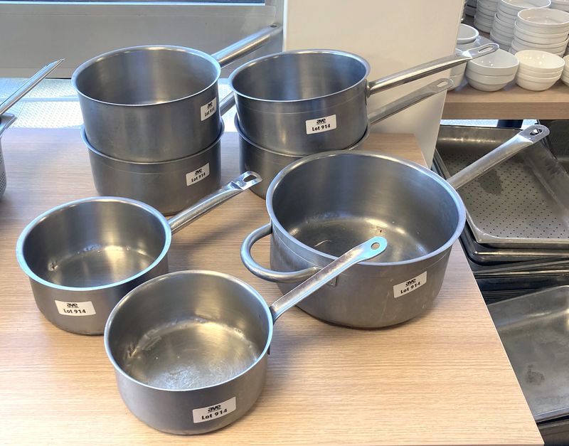 7 CASSEROLES DONT 4 DE 13 X 26 CM, 1 DE 15 X 30 CM ET 2 DE 10 X 21 CM. LOCALISATION : ORANGE - EVREUX - 337 RUE GAY LUSSAC - 27000 EVREUX.