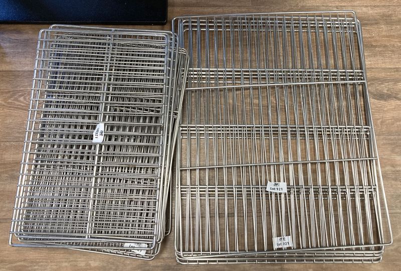 23 GRILLES POUR FOUR EN INOX ALIMENTAIRE DONT 5 GRANDES 53 X 65 CM ET 18 PETITES 32 X 53 CM. LOCALISATION : ORANGE - EVREUX - 337 RUE GAY LUSSAC - 27000 EVREUX.