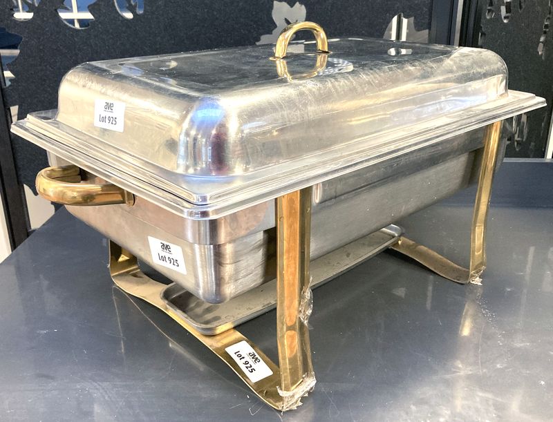 CHAFING DISH EN INOX ALIMENTAIRE, POIGNEES ET PIETEMENT DORE ET RECEPTACLE CHAUFFE PLAT. 32 X 36 X 56 CM. ACCIDENT SUR UN COUVERCLE. 2 UNITES. VENDU A L'UNITE AVEC FACULTE DE REUNION. LOCALISATION : ORANGE - EVREUX - 337 RUE GAY LUSSAC - 27000 EVREUX.