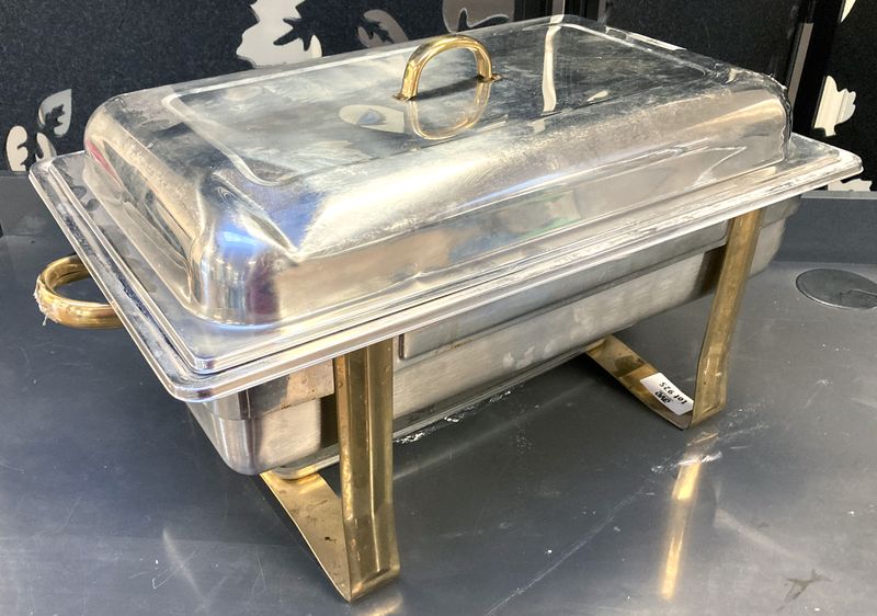 CHAFING DISH EN INOX ALIMENTAIRE, POIGNEES ET PIETEMENT DORE ET RECEPTACLE CHAUFFE PLAT. 32 X 36 X 56 CM. ACCIDENT SUR UN COUVERCLE. 2 UNITES. VENDU A L'UNITE AVEC FACULTE DE REUNION. LOCALISATION : ORANGE - EVREUX - 337 RUE GAY LUSSAC - 27000 EVREUX.