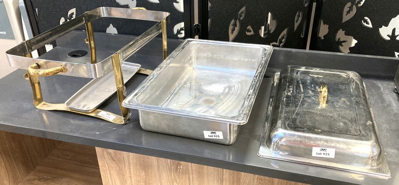 CHAFING DISH EN INOX ALIMENTAIRE, POIGNEES ET PIETEMENT DORE ET RECEPTACLE CHAUFFE PLAT. 32 X 36 X 56 CM. ACCIDENT SUR UN COUVERCLE. 2 UNITES. VENDU A L'UNITE AVEC FACULTE DE REUNION. LOCALISATION : ORANGE - EVREUX - 337 RUE GAY LUSSAC - 27000 EVREUX.