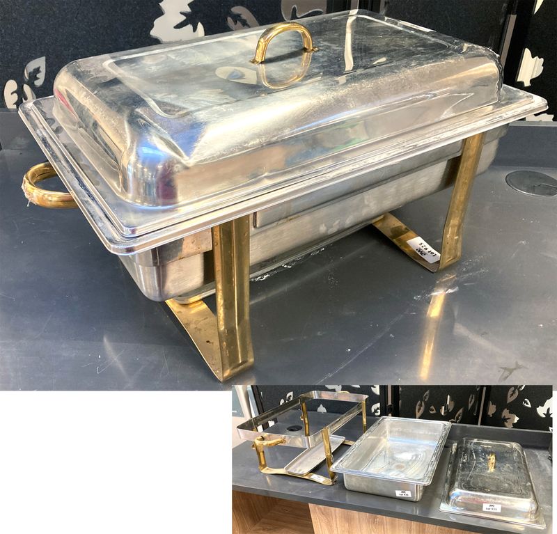 CHAFING DISH EN INOX ALIMENTAIRE, POIGNEES ET PIETEMENT DORE ET RECEPTACLE CHAUFFE PLAT. 32 X 36 X 56 CM. ACCIDENT SUR UN COUVERCLE. 2 UNITES. VENDU A L'UNITE AVEC FACULTE DE REUNION. LOCALISATION : ORANGE - EVREUX - 337 RUE GAY LUSSAC - 27000 EVREUX.