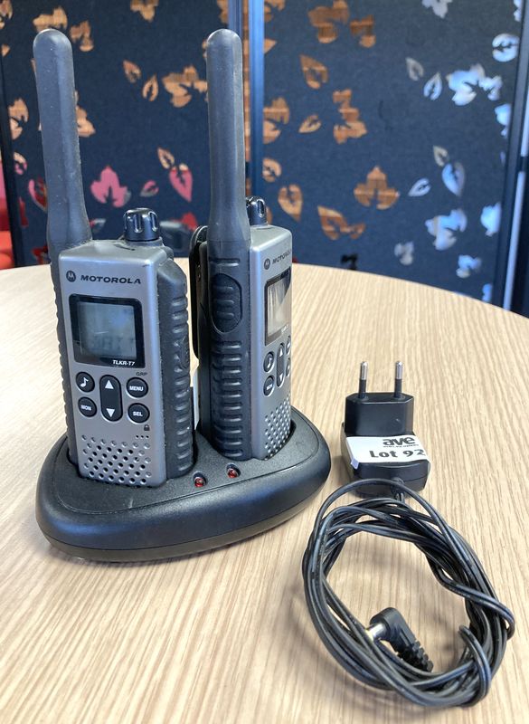 PAIRE DE TALKIE-WALKIE DE MARQUE MOTOROLA MODELE TLKR-T7 VENDU AVEC LEUR BASE CHARGEUR ET LEUR ALIMENTATION. LOCALISATION : ORANGE - EVREUX - 337 RUE GAY LUSSAC - 27000 EVREUX.