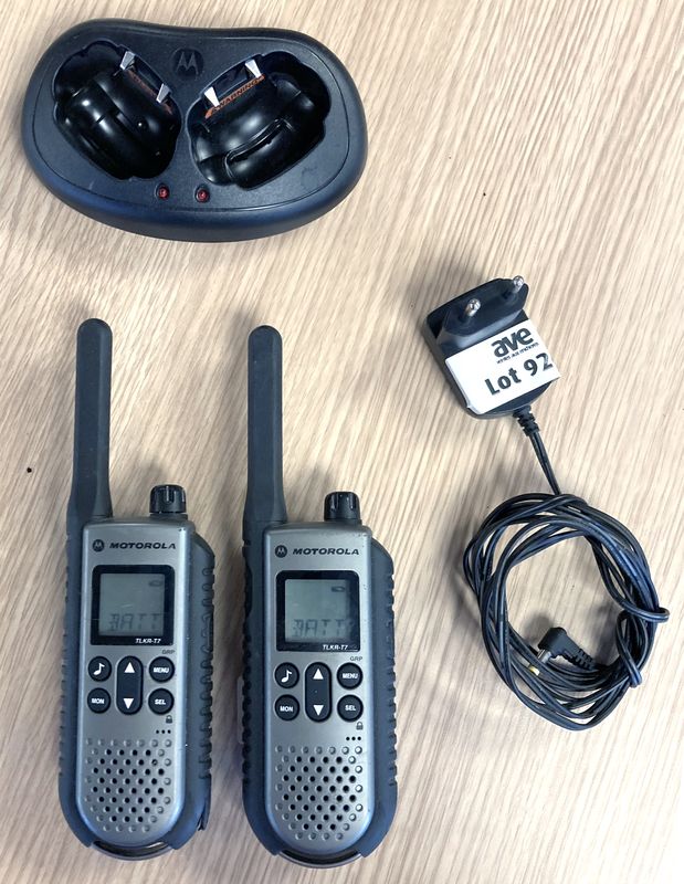 PAIRE DE TALKIE-WALKIE DE MARQUE MOTOROLA MODELE TLKR-T7 VENDU AVEC LEUR BASE CHARGEUR ET LEUR ALIMENTATION. LOCALISATION : ORANGE - EVREUX - 337 RUE GAY LUSSAC - 27000 EVREUX.