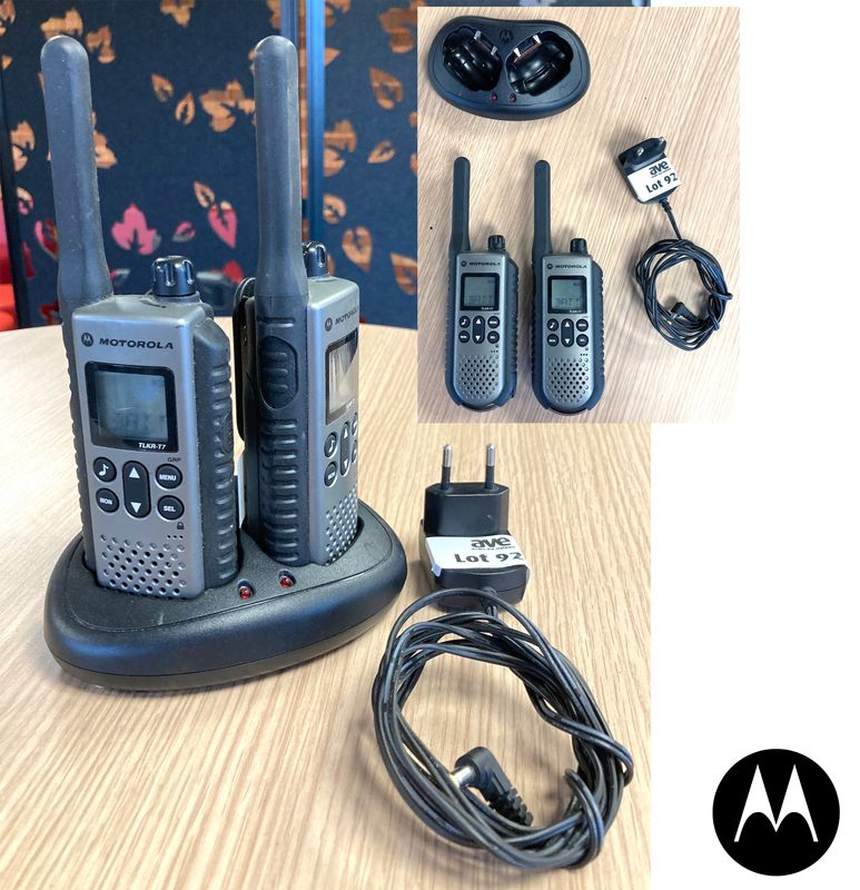 PAIRE DE TALKIE-WALKIE DE MARQUE MOTOROLA MODELE TLKR-T7 VENDU AVEC LEUR BASE CHARGEUR ET LEUR ALIMENTATION. LOCALISATION : ORANGE - EVREUX - 337 RUE GAY LUSSAC - 27000 EVREUX.