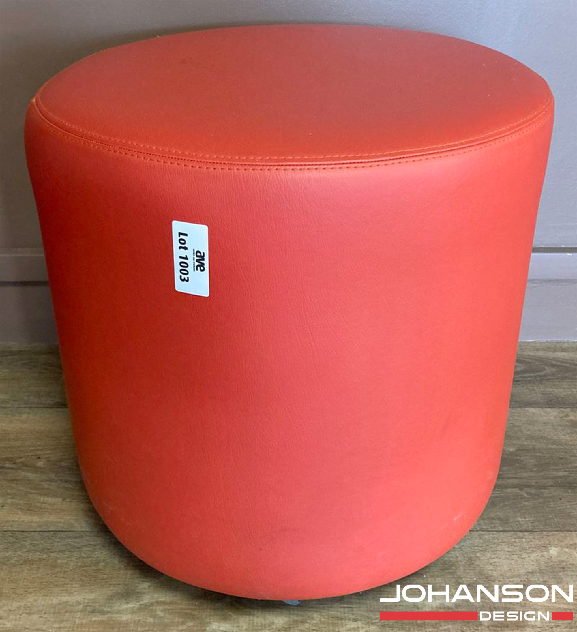 8 UNITES: POUF SUR ROULETTES DE MARQUE JOHANSON DESIGN MODELE B-BITZ ASSISE EN SIMILI CUIR DE COULEUR ROUGE. 45 X 43 CM. LOCALISATION : ORANGE - EVREUX - 337 RUE GAY LUSSAC - 27000 EVREUX.