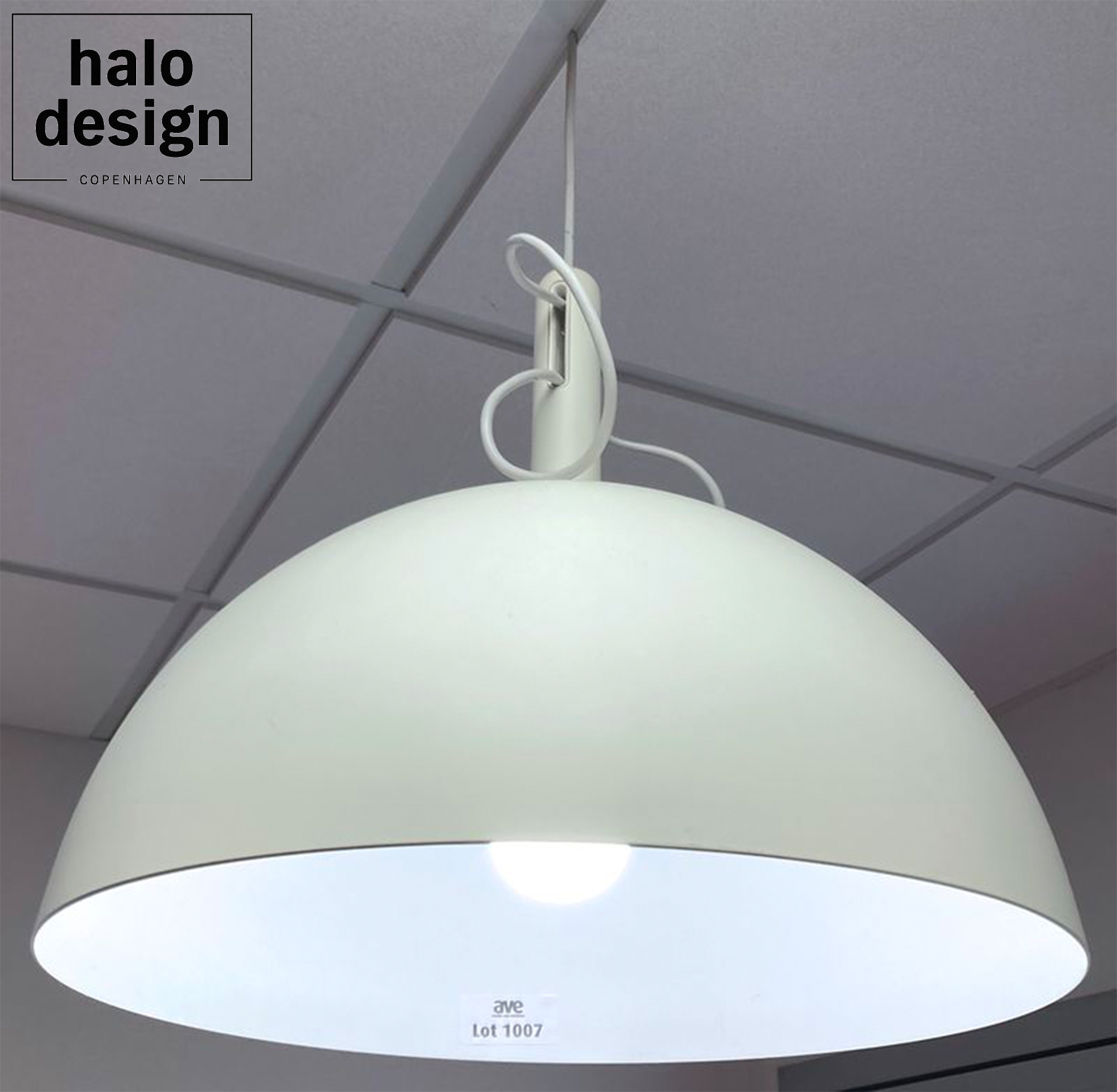 SUSPENSION DESIGN RIKKE HAGEN & ANDREAS LUND MODELE WATT A LAMP EDITION HALO DESIGN ABAT-JOUR ROND A HAUTEUR REGLABLE EN ALUMINIUM LAQUE BLANC. 67 X 42 CM. LOCALISATION : ORANGE - EVREUX - 337 RUE GAY LUSSAC - 27000 EVREUX.