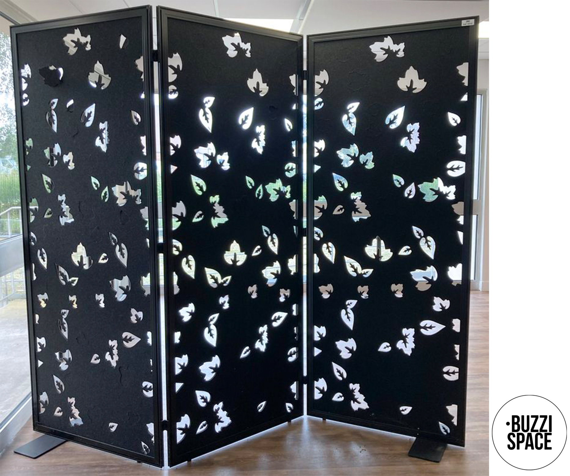 CLOISON DE SEPARATION ACOUSTIQUE OU CLAUSTRA DE MARQUE BUZZISPACE MODELE BUZZIFALLS A 3 PANNEAUX AJOURES DE MOTIFS FEUILLE EN FEUTRE DE COULEUR NOIRE ET STRUCTURE EN ALUMINIUM LAQUE NOIR. 205 X 255 X 40 CM. 5 UNITES. VENDU A L'UNITE AVEC FACULTE DE REUNION. LOCALISATION : ORANGE - EVREUX - 337 RUE GAY LUSSAC - 27000 EVREUX.