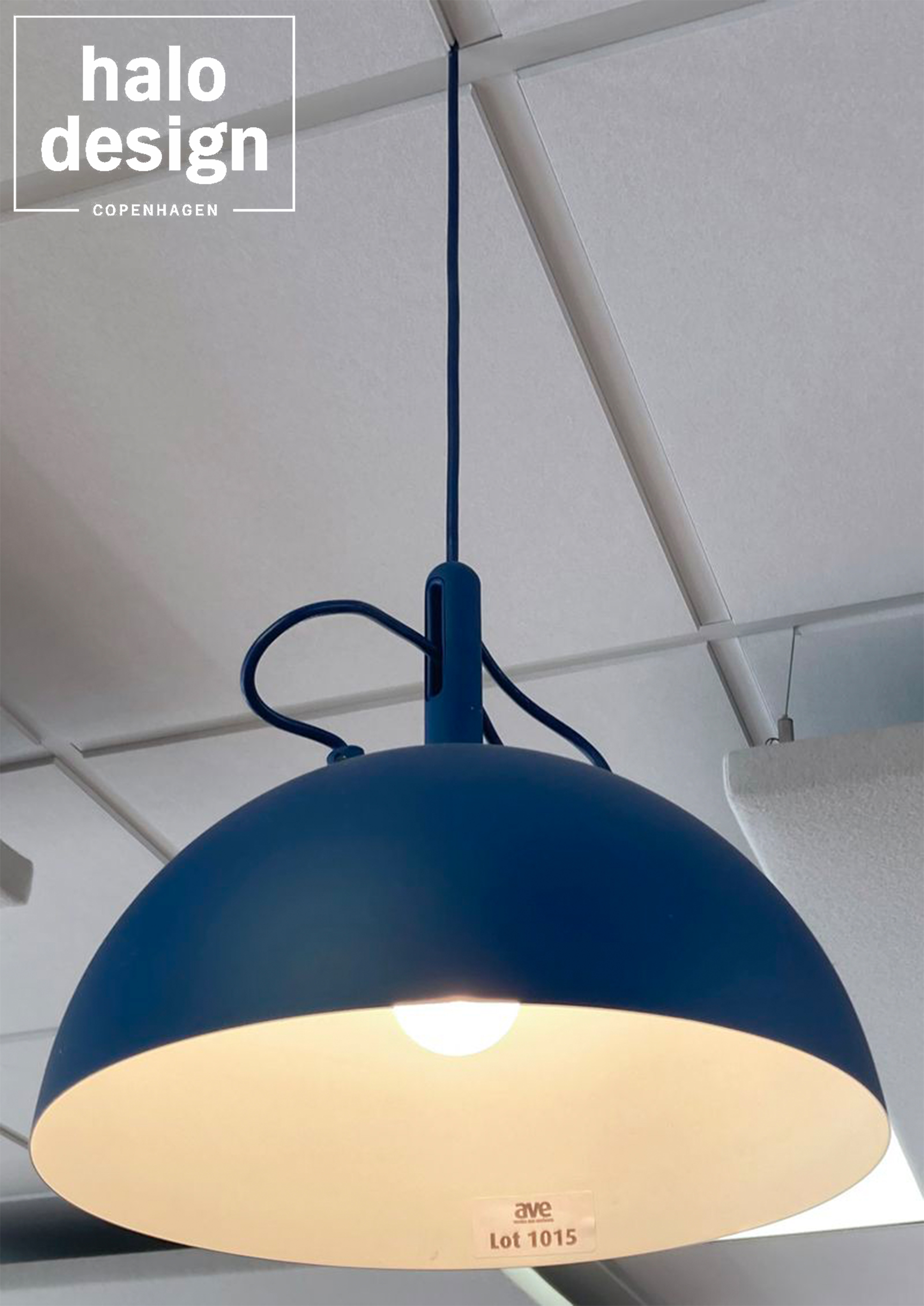 SUSPENSION DESIGN RIKKE HAGEN & ANDREAS LUND MODELE WATT A LAMP EDITION HALO DESIGN ABAT-JOUR ROND A HAUTEUR REGLABLE EN ALUMINIUM LAQUE BLEU ET BLANC. 67 X 31 CM. LOCALISATION : ORANGE - EVREUX - 337 RUE GAY LUSSAC - 27000 EVREUX.