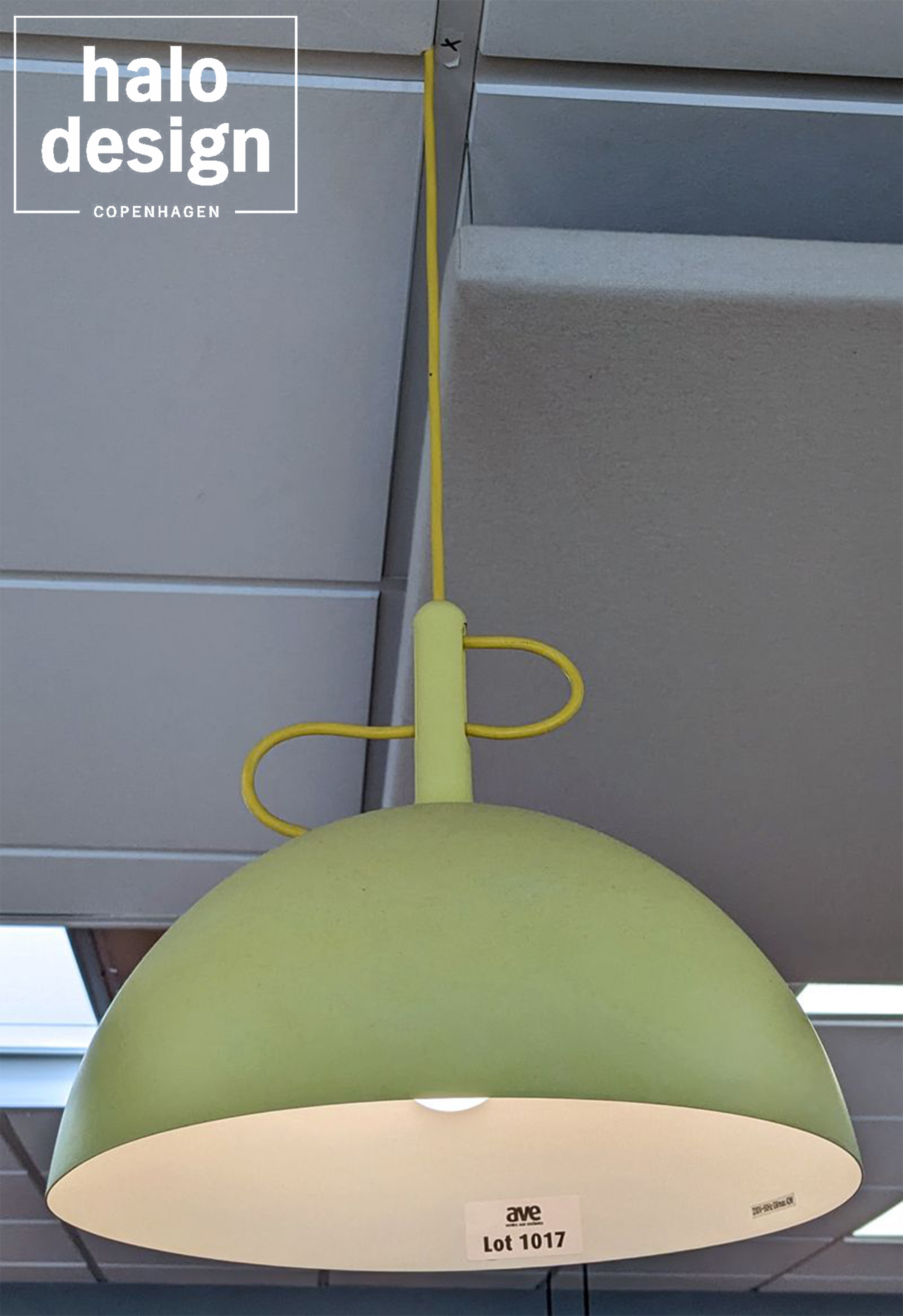 SUSPENSION DESIGN RIKKE HAGEN & ANDREAS LUND MODELE WATT A LAMP EDITION HALO DESIGN ABAT-JOUR ROND A HAUTEUR REGLABLE EN ALUMINIUM LAQUE VERT POMME ET BLANC. 67 X 31 CM. LOCALISATION : ORANGE - EVREUX - 337 RUE GAY LUSSAC - 27000 EVREUX.