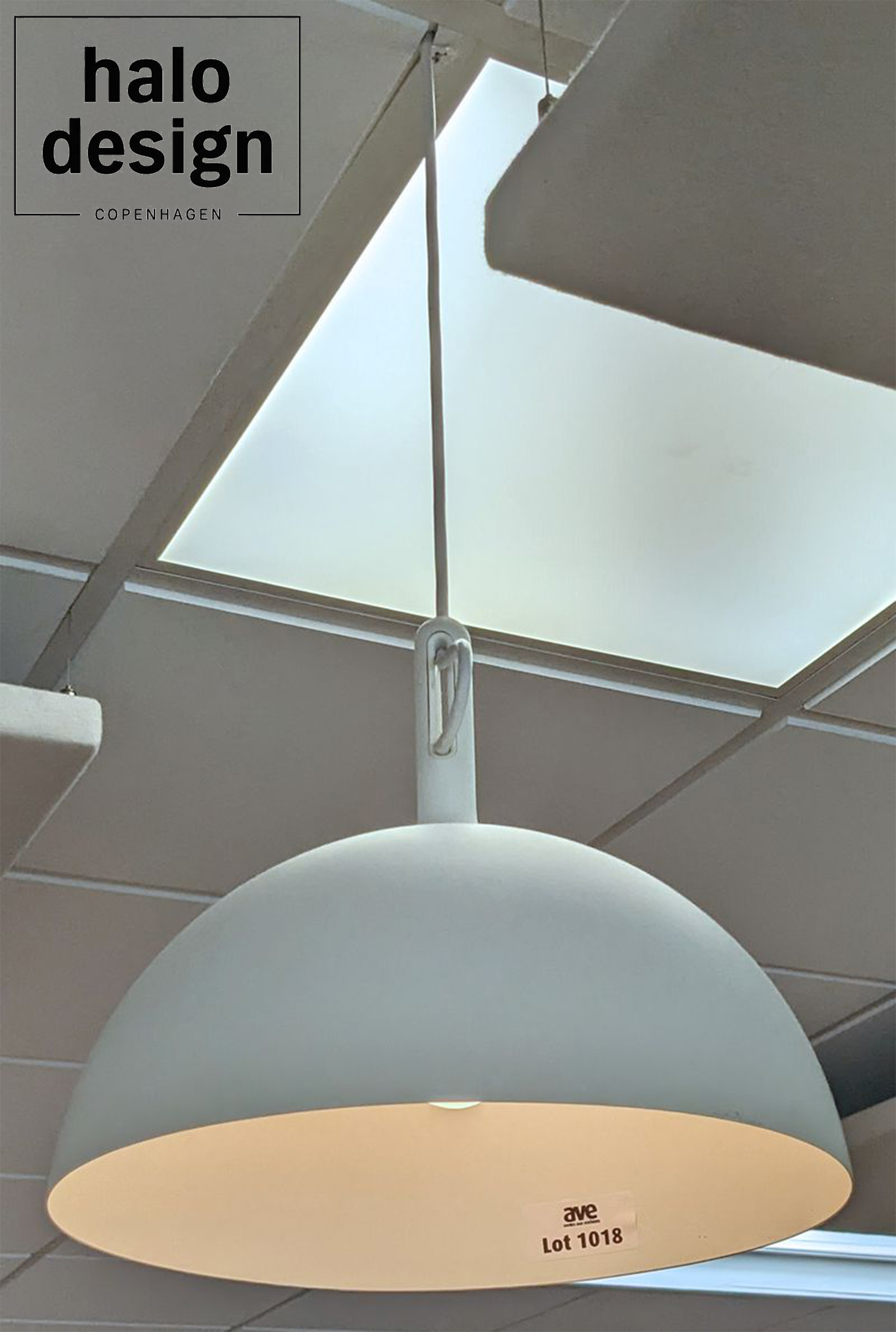 SUSPENSION DESIGN RIKKE HAGEN & ANDREAS LUND MODELE WATT A LAMP EDITION HALO DESIGN ABAT-JOUR ROND A HAUTEUR REGLABLE EN ALUMINIUM LAQUE BLANC. 67 X 31 CM. LOCALISATION : ORANGE - EVREUX - 337 RUE GAY LUSSAC - 27000 EVREUX.