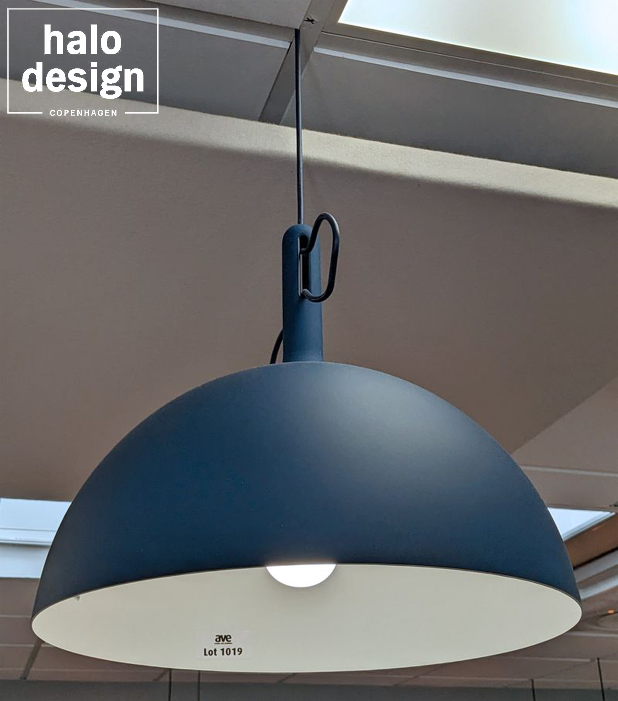 SUSPENSION DESIGN RIKKE HAGEN & ANDREAS LUND MODELE WATT A LAMP EDITION HALO DESIGNABAT-JOUR ROND A HAUTEUR REGLABLE EN ALUMINIUM LAQUE BLEU ET BLANC. 67 X 42 CM. LOCALISATION : ORANGE - EVREUX - 337 RUE GAY LUSSAC - 27000 EVREUX.