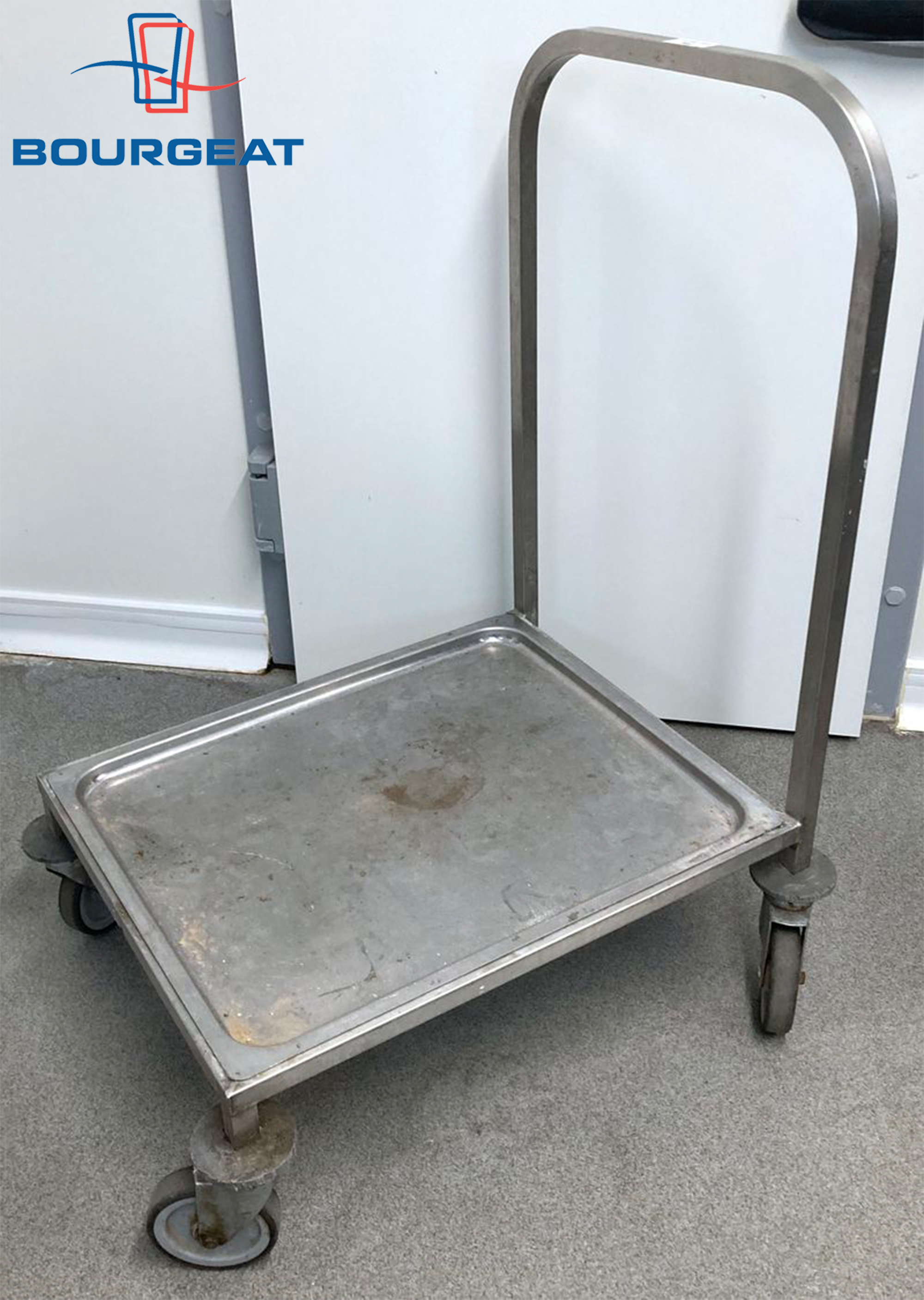 CHARIOT A PANIER EN INOX ALIMENTAIRE DE MARQUE BOURGEAT. 100 X 55 X 67 CM.  LOCALISATION : ORANGE - EVREUX - 337 RUE GAY LUSSAC - 27000 EVREUX.