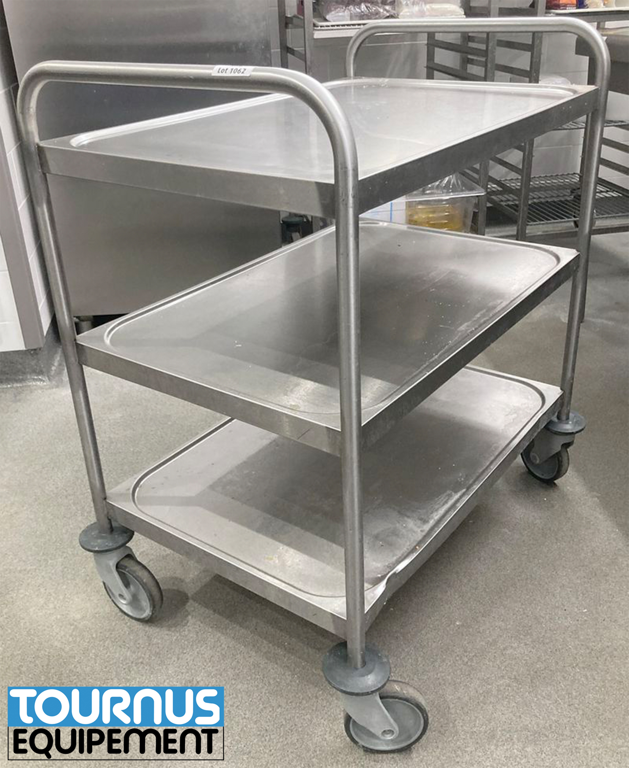 CHARIOT DE SERVICE A 3 NIVEAUX EN INOX ALIMENTAIRE DE TOURNUS EQUIPEMENT. 95 X 60 X 90 CM. LOCALISATION : ORANGE - EVREUX - 337 RUE GAY LUSSAC - 27000 EVREUX.