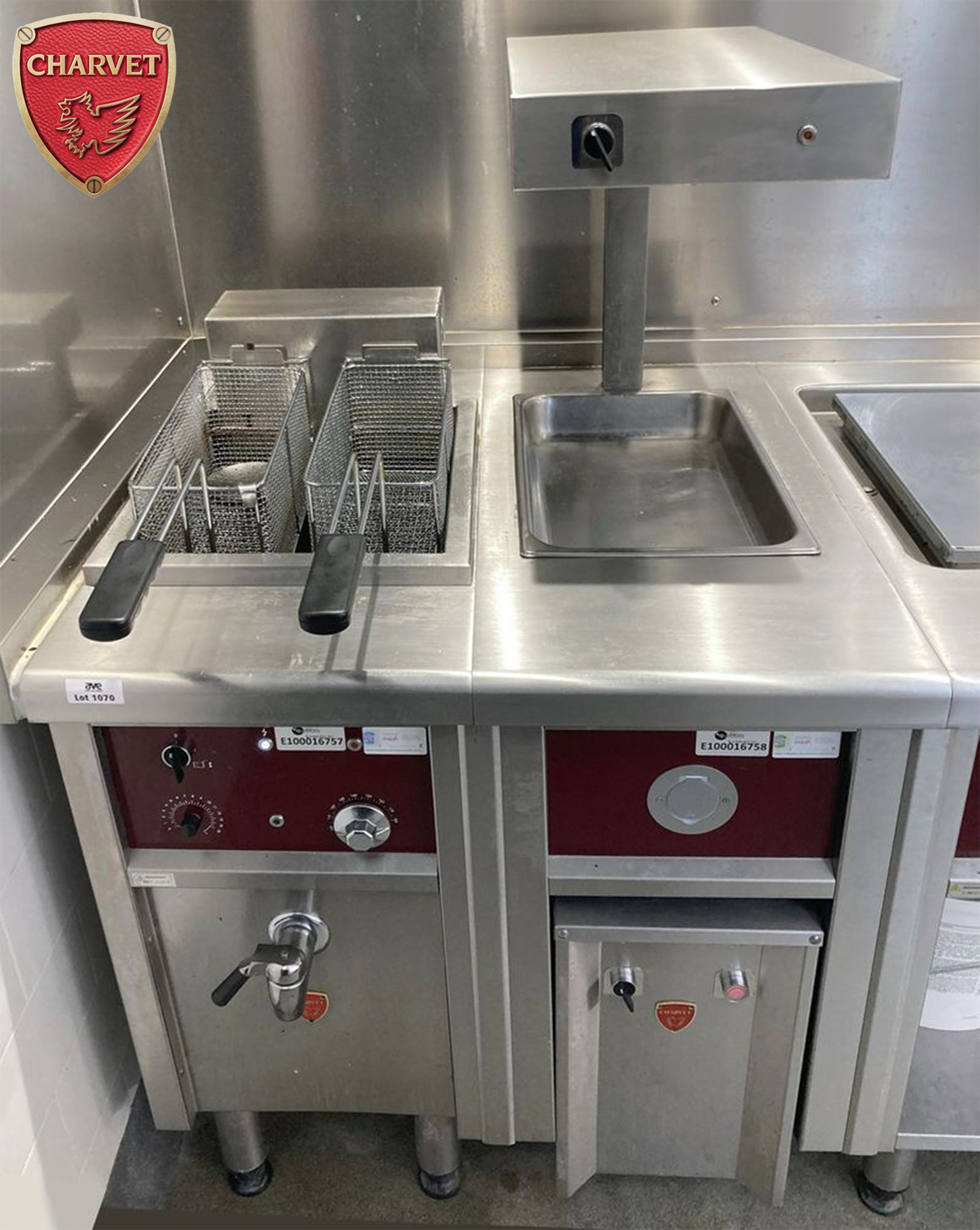 FRITEUSE A 2 BACS REPOSANT SUR UN ESPACE DE COLLECTE D'HUILE EN INOX ALIMENTAIRE ET CHAUFFE FRITES ELECTRIQUE DE MARQUE CHARVET. 140 X 85 X 90 CM. LOCALISATION : ORANGE - EVREUX - 337 RUE GAY LUSSAC - 27000 EVREUX.