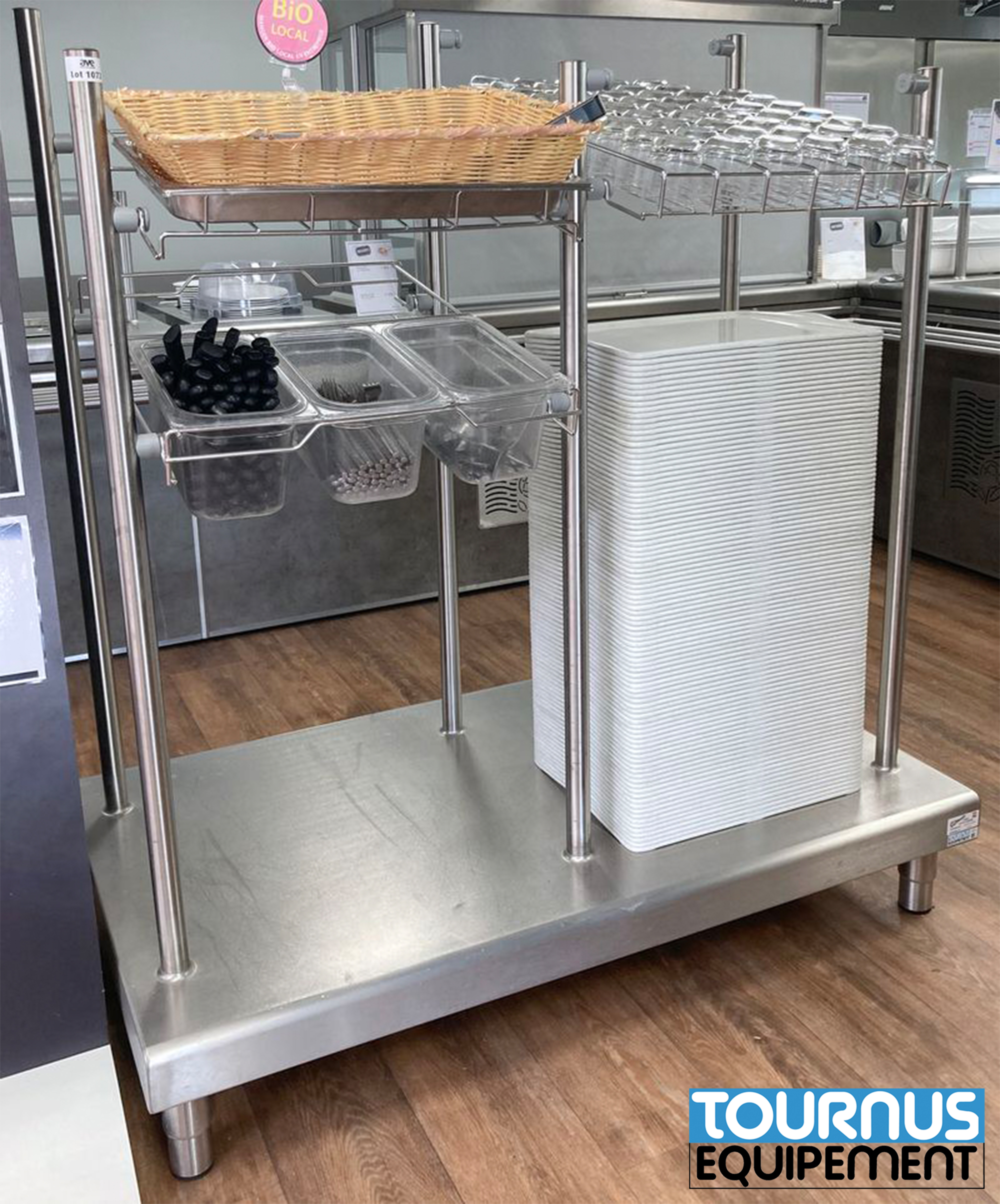 MEUBLE DE SERVICE A PLATEAU, COUVERTS ET VERRE EN INOX ALIMENTAIRE DE MARQUE TOURNUS EQUIPEMENT. 151 X 138 X 80 CM. LOCALISATION : ORANGE - EVREUX - 337 RUE GAY LUSSAC - 27000 EVREUX.