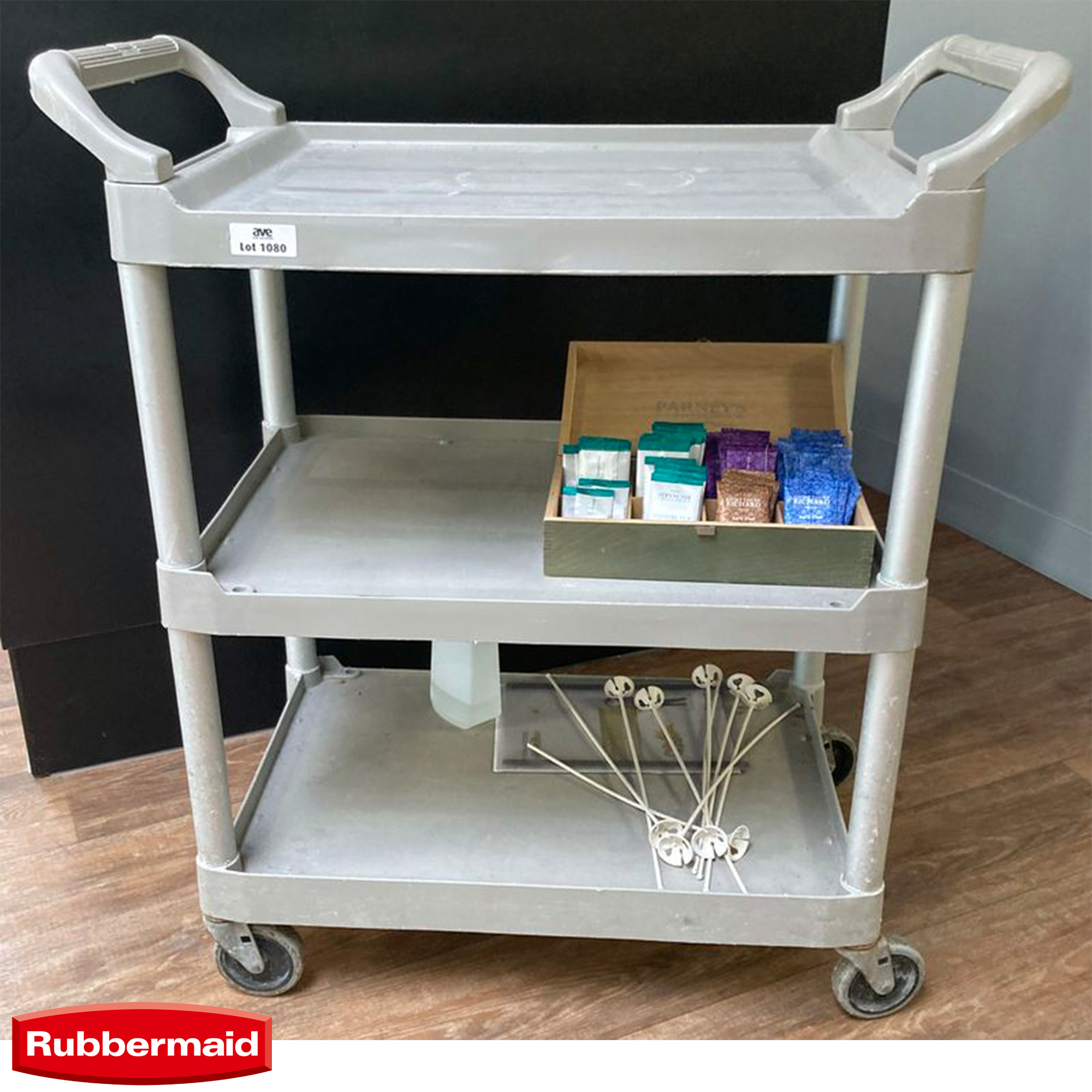 CHARIOT A 3 NIVEAUX EN NYLON ALIMENTAIRE DE COULEUR GRIS DE MARQUE RUBBERMAID. LOCALISATION : ORANGE - EVREUX - 337 RUE GAY LUSSAC - 27000 EVREUX.