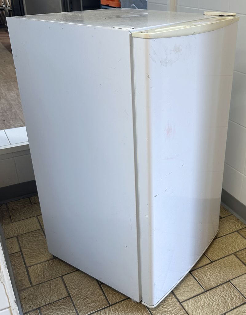 REFRIGERATEUR AVEC COMPARTIMENT CONGELATEUR 80 LITRES DE MARQUE FRIONOR MODELE DF1-12 FRI EN ACIER LAQUE DE COULEUR BLANC. 83 X 47 X 49 CM. LOCALISATION : ORANGE SAINT-MAUR - 67 BOULEVARD RABELAIS - 94100 SAINT-MAUR-DES-FOSSES.